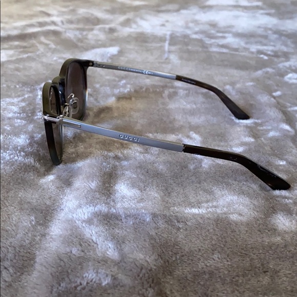 Gucci • Unisex Round Sunglasses - Picture 4 of 8